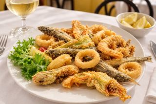 Piatto di fritto misto: calamari, alici e fiori di zucca
