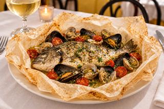 Orata al cartoccio aperto, con cozze, vongole e pomodorini