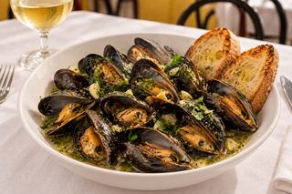 Sauté di cozze nel suo sugo con due crostini