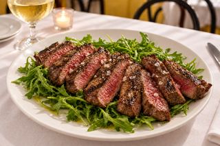 Tagliata di manzo a fette su un letto di rucola