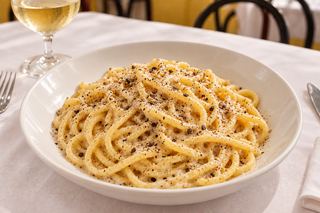 Tonnarelli cacio e pepe con la cremina e il pepe macinato